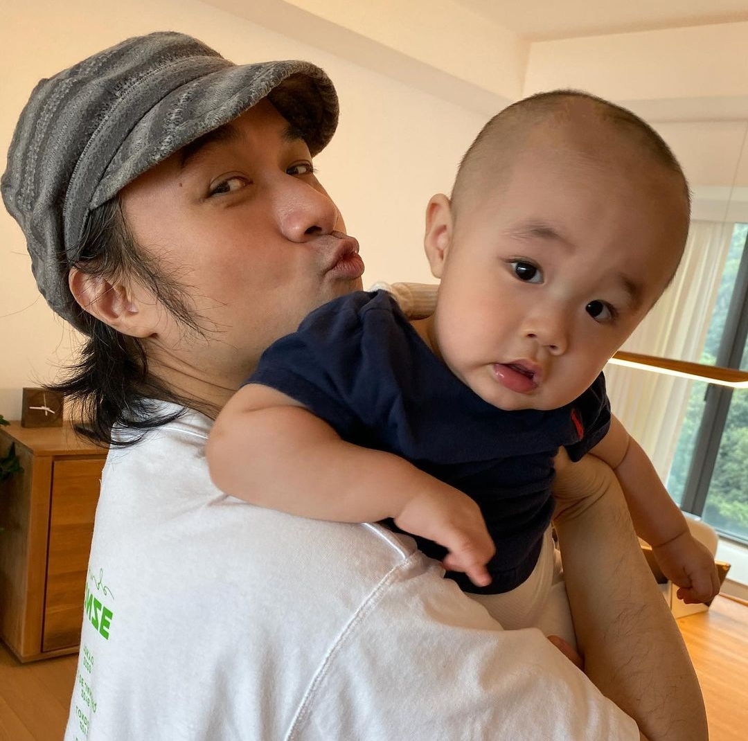 古巨基元旦晒儿子视频，Kuson笑容治愈，神情呆萌像爸爸