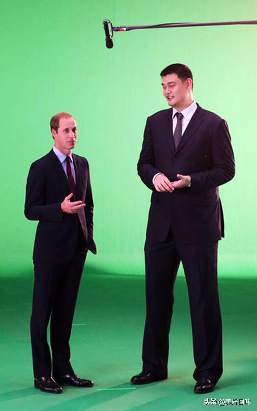 姚明刘德华(姚明和明星合影:易建联,六小龄童,曾志伟,刘德华,冯小刚)