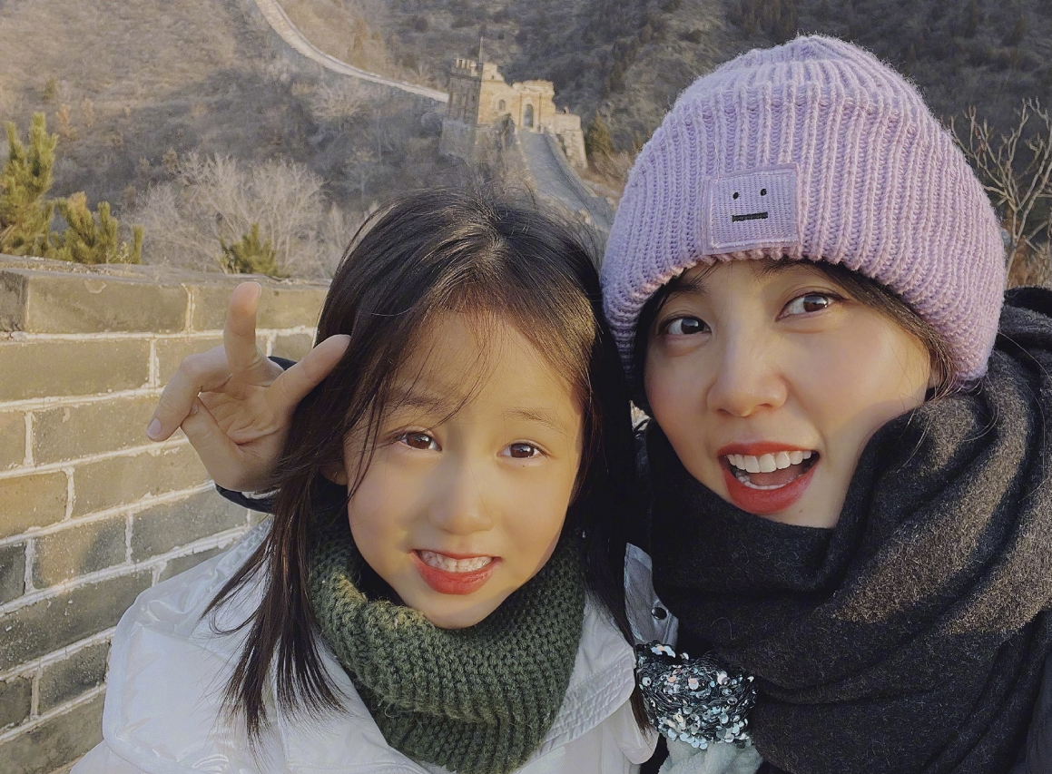 黄磊夫妇合体现身，黄磊“穿校服”背双肩包成