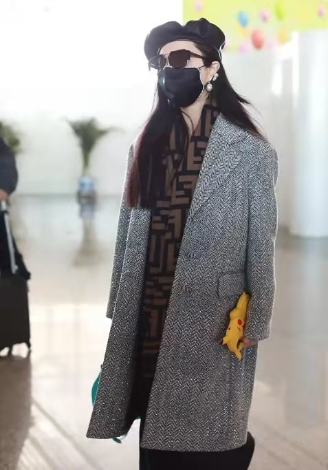 范冰冰真大气！穿大衣配水钻鞋高调走机场，直