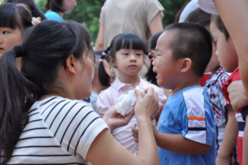 宝宝是否接受幼儿园，不哭闹并非唯一指标，还得看这三点