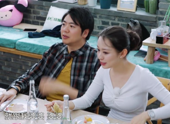 吉娜高調曬兒子百天照，一家7口同框笑容滿面，吉娜父母罕見出鏡