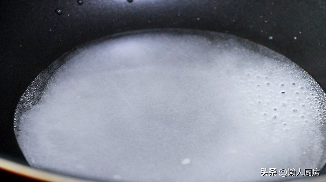 腰果不用油炸，撒點白糖炒一炒，比油炸得更好吃，香甜酥脆