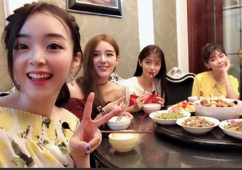 女人哪有三星比赛重要！性感Rita在线撩人，管大校目不斜视