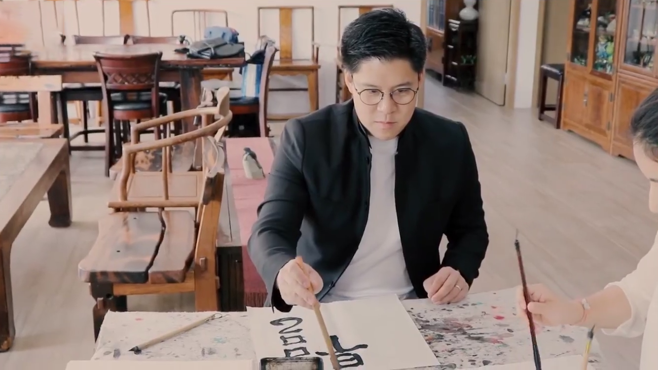 霍啟剛一家三口學畫畫，晶晶認真細緻顯氣質溫婉，霍中曦有模有樣