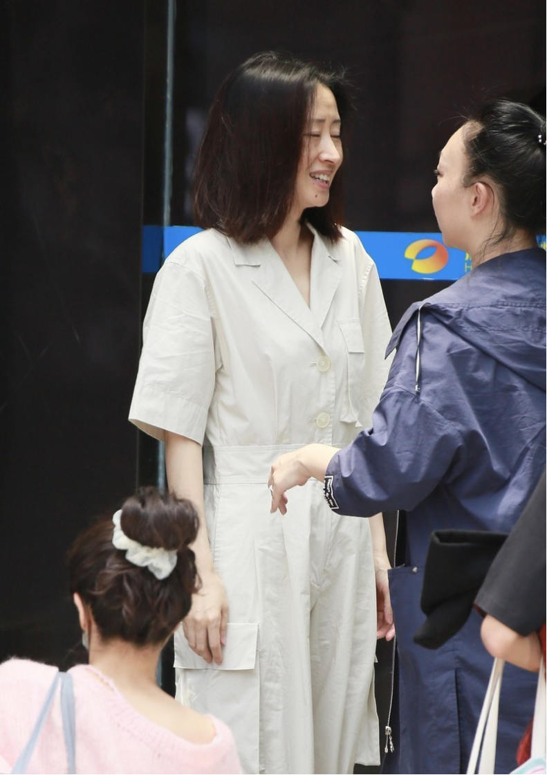 刘敏涛一身“女团装”录综艺，素颜状态显憔悴，但依旧有气场