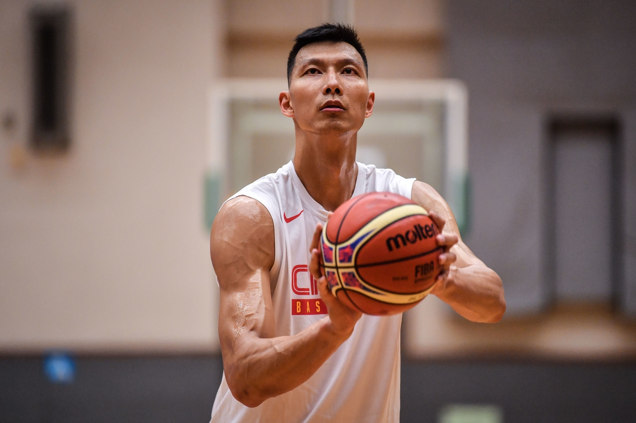 易建联为什么要离开nba(易建联当年为何离开湖人？不是实力不行，只因完全不想做凤尾)