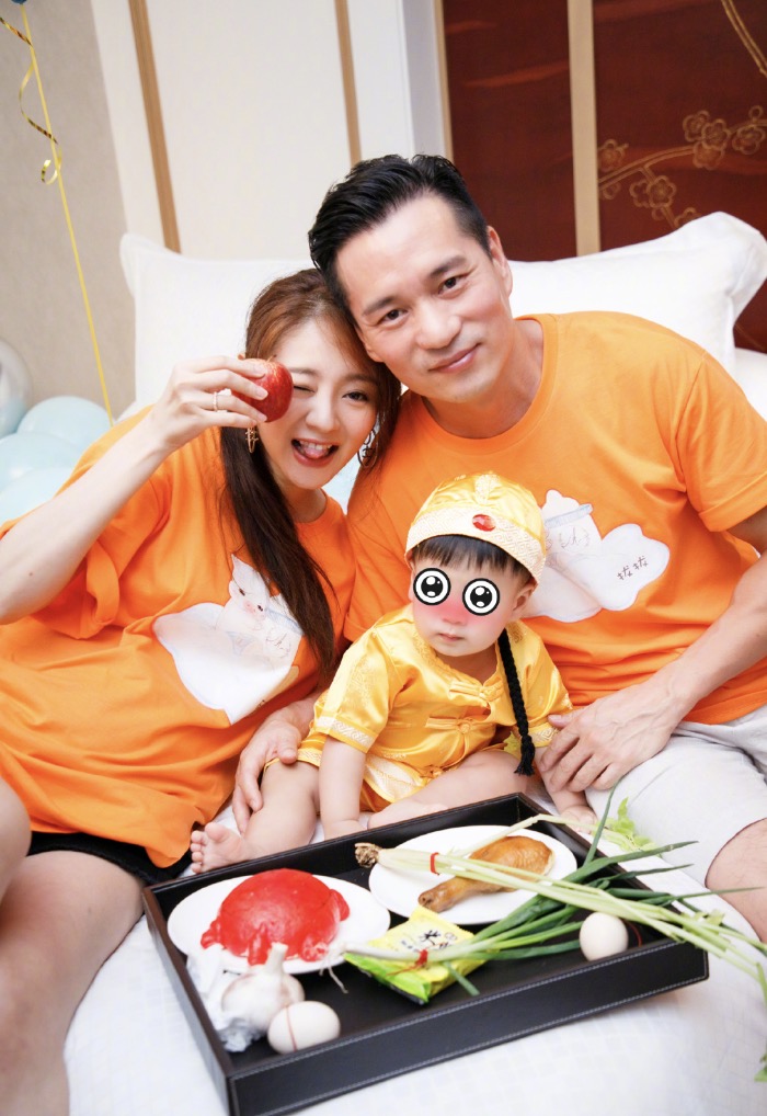 安以轩一岁一个月儿子玩“越狱”，翻床身手敏捷，被指是惯犯