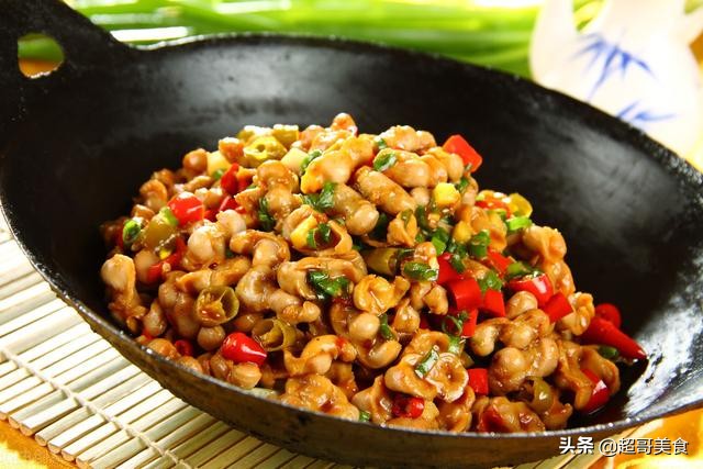 Special selection of Sichuan cuisine: roasted pepper large plate chicken, pickled pepper cuttlefish roe, dry roasted tendons, flavored fungus