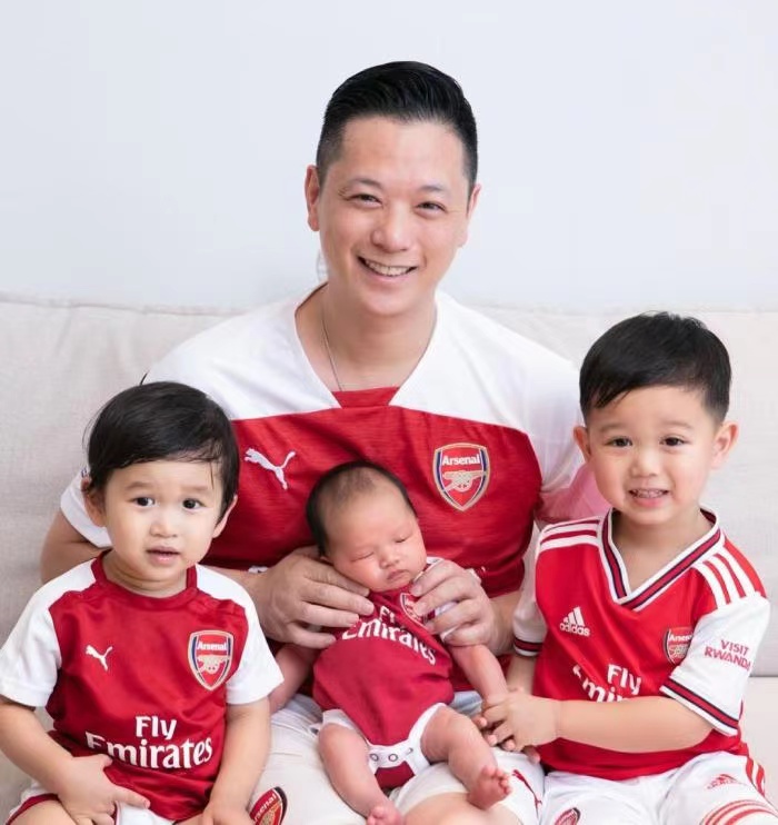 李乘德晒照为三胎儿子庆祝百日，胡杏儿隔空出镜，奕宏神态像奕霆