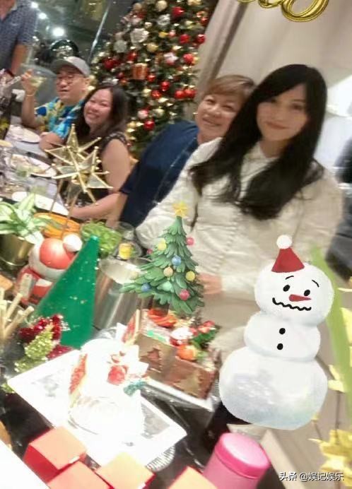 妻子怀三胎？吴尊回应后再晒夫妻合影，林丽吟用花遮肚状态好