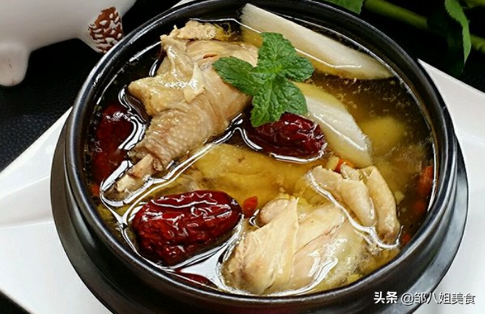 在家炖鸡汤，调料别乱放，教您详细做法，汤汁鲜香可口，总喝不够