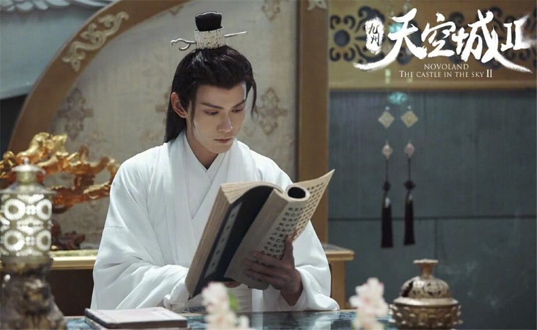 曾是超模大赛的冠军，转型成演员，形象俱佳却