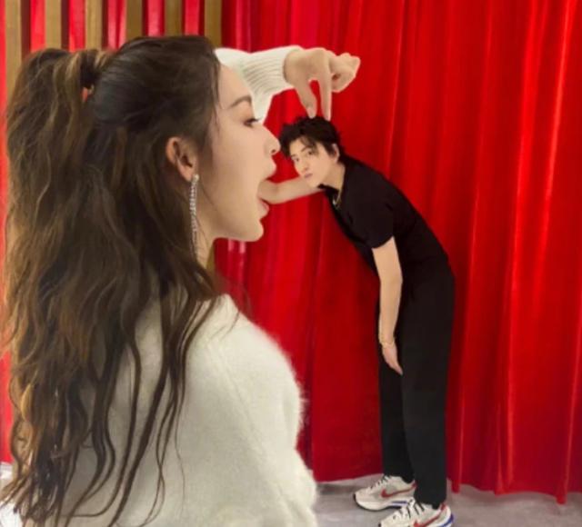 王大陆继拔火罐式热吻后，又强迫李沁露美背，李沁用妙招"报复"