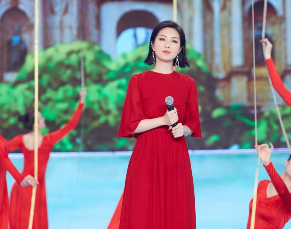 一身红裙杨千嬅也越来越优雅了,说这是47岁的新扎师姐你信嘛