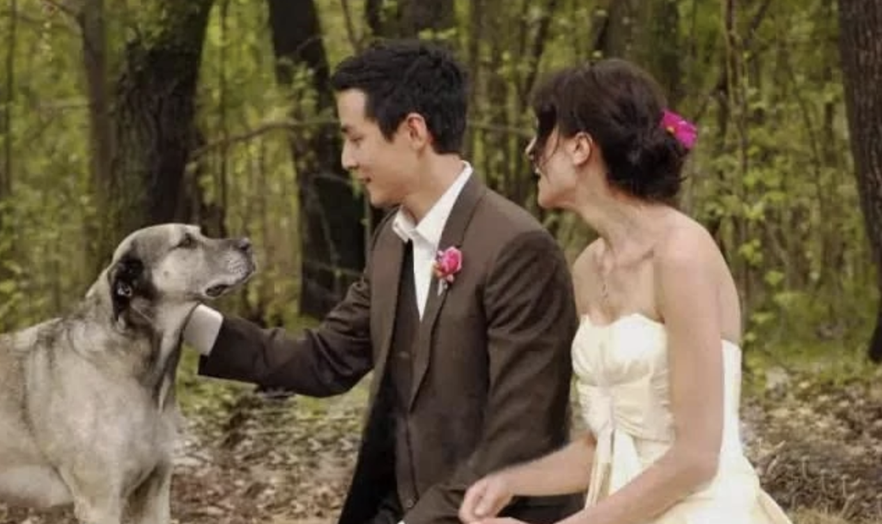 吴彦祖携妻复刻20年前恩爱旧照，为43岁Lisa庆生，自侃发量变少