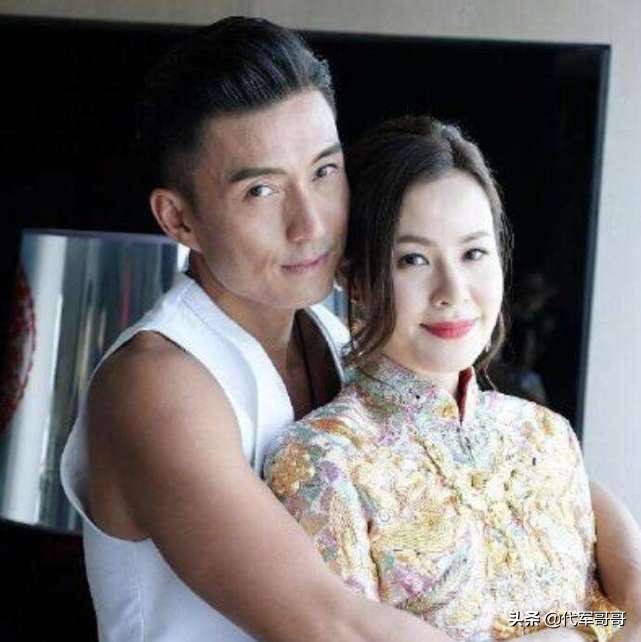 他抛弃相爱10年发妻，恋上赌王女儿却被抛弃，如今43岁再婚很幸福