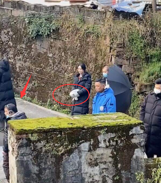 赵丽颖乡村戏路透，爆剧组借道具不还，赵丽颖在一旁等待不耐烦