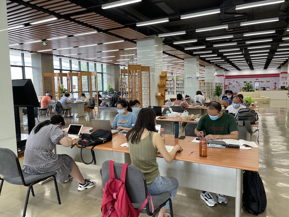 探访｜自动杀菌净手机随处可见，北京各公共图书馆防疫重细节