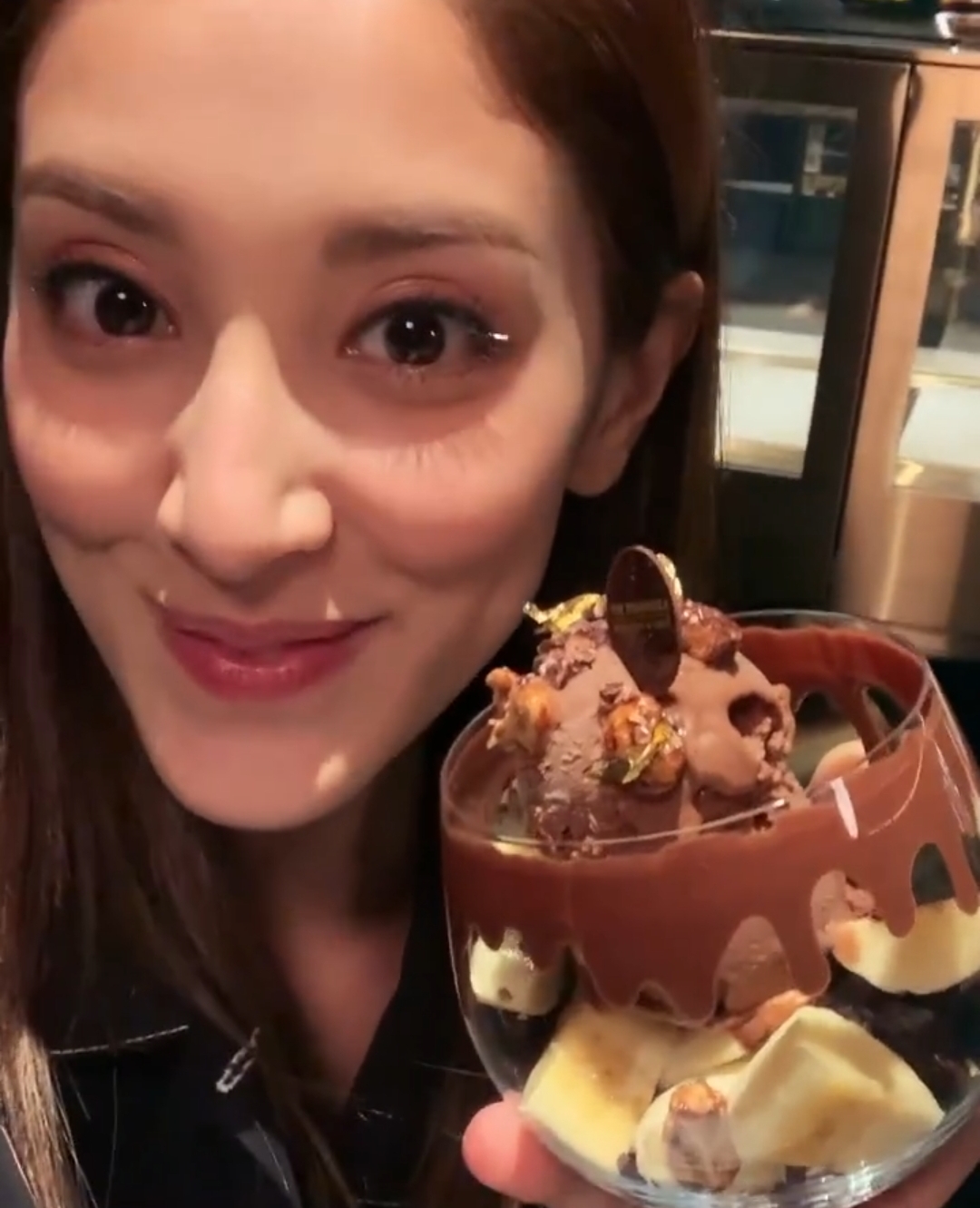 郑嘉颖小22岁娇妻陈凯琳晒生活日常庆生，一家四口泳池玩水超幸福