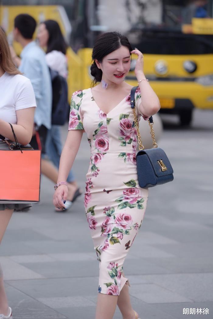 出门必须是前呼后拥的但是这身衣服是不是把家里的旧床单裹出来了