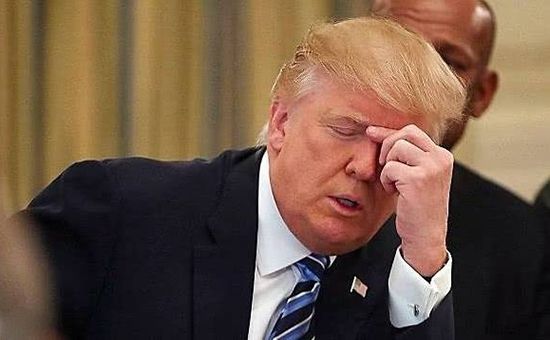 美国人笑喷了！一向骄傲自大的特朗普，终于活