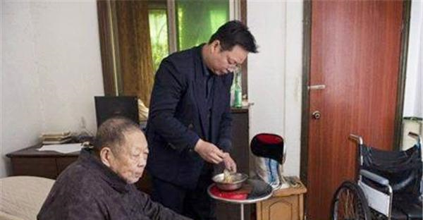 清华毕业辞掉高薪工作，回家照料病重父亲当保安，后来怎样了？