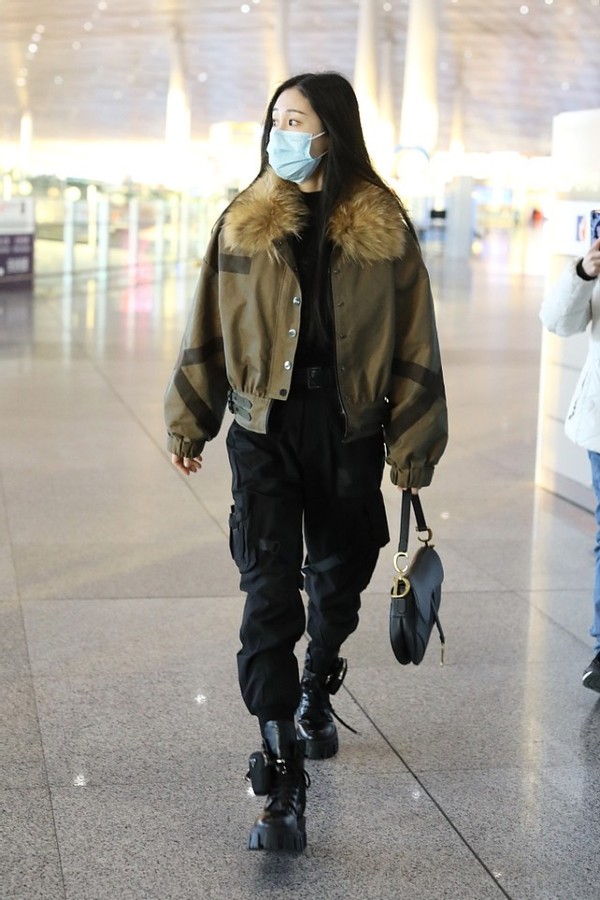 张碧晨一身飞行夹克更英气，当妈之后仍然自立