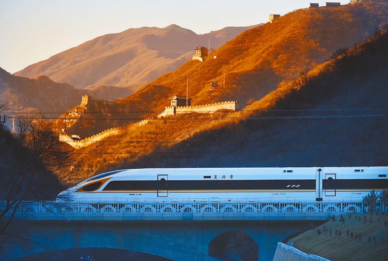西藏首条电气化铁路通车中国中铁续写天路传奇