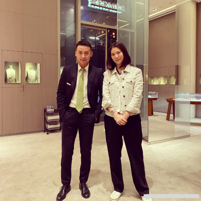 张智霖陪袁咏仪逛奢侈品店，靓靓素颜与异性合照，歪头浅笑好漂亮