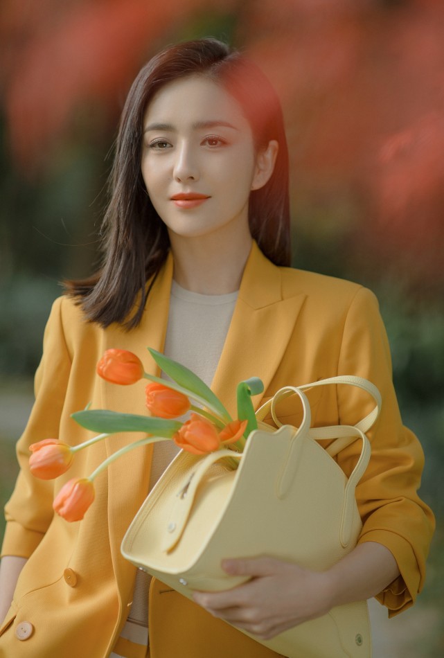佟丽娅不愧是“新疆女神”，穿黄色西装高级优雅，笑起来真美
