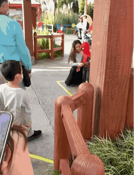 baby母子遊迪士尼，小海綿穿蜘蛛俠皮衣，發現被拍忙遮臉