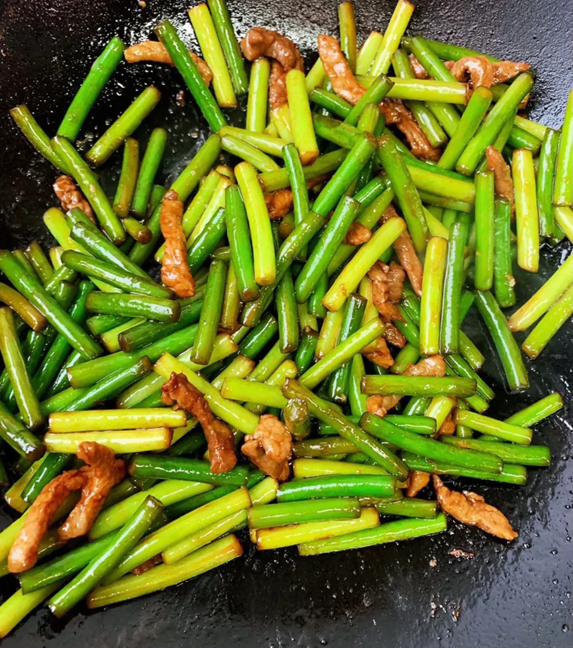 所有人都爱吃的家常菜:蒜苔炒肉 美食做法 第6张 所有人都爱吃的家常菜:蒜苔炒肉 美食做法 第6张