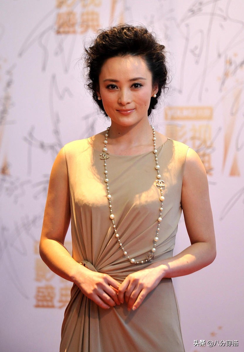 Chen Jianbin and Jiang Qinqin took their son to see the exhibition. Jiang  Qinqin is in good condition without makeup, and the father and son pretend  to be very loving - iMedia, image size:832x1200