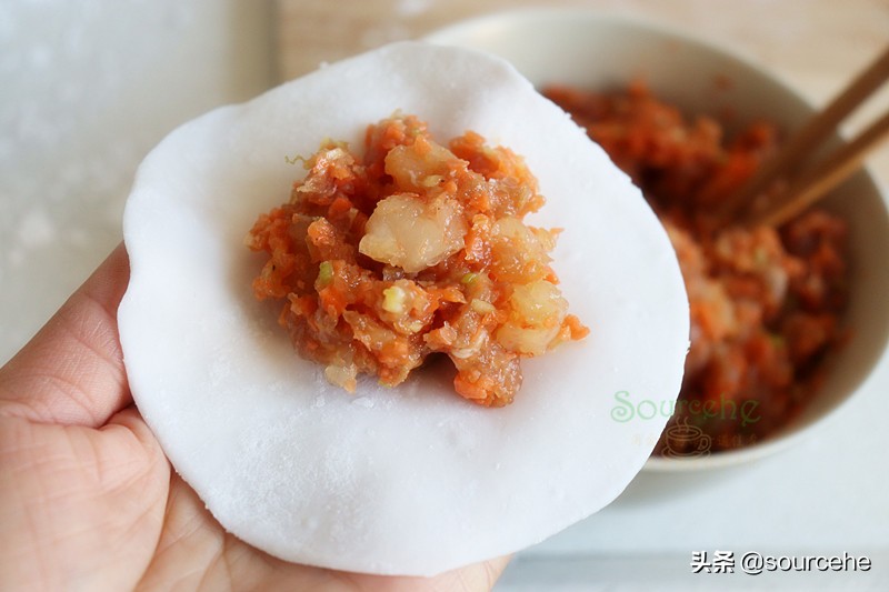 正宗的水晶虾饺做法，皮薄馅大，柔韧鲜美，晶莹剔透，好看又好吃