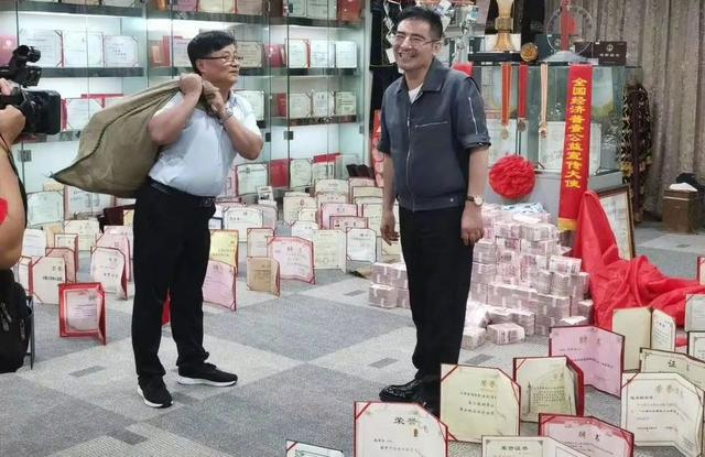 消失的“中国首善”：从捐款超20亿到名声扫地，如今动态写满鸡汤