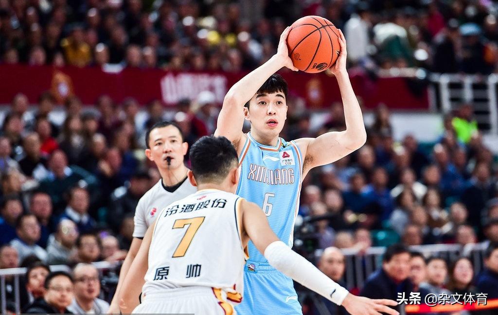 34岁男篮国手悠闲钓鱼！仍是CBA主力，和妻子是清华同学