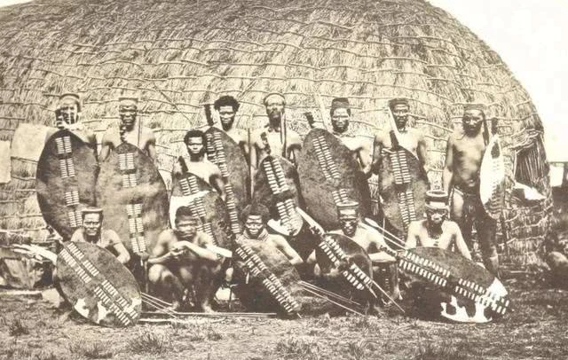 140年前，非洲一原始部落遭英军包围，此后却成为欧洲人的梦魇