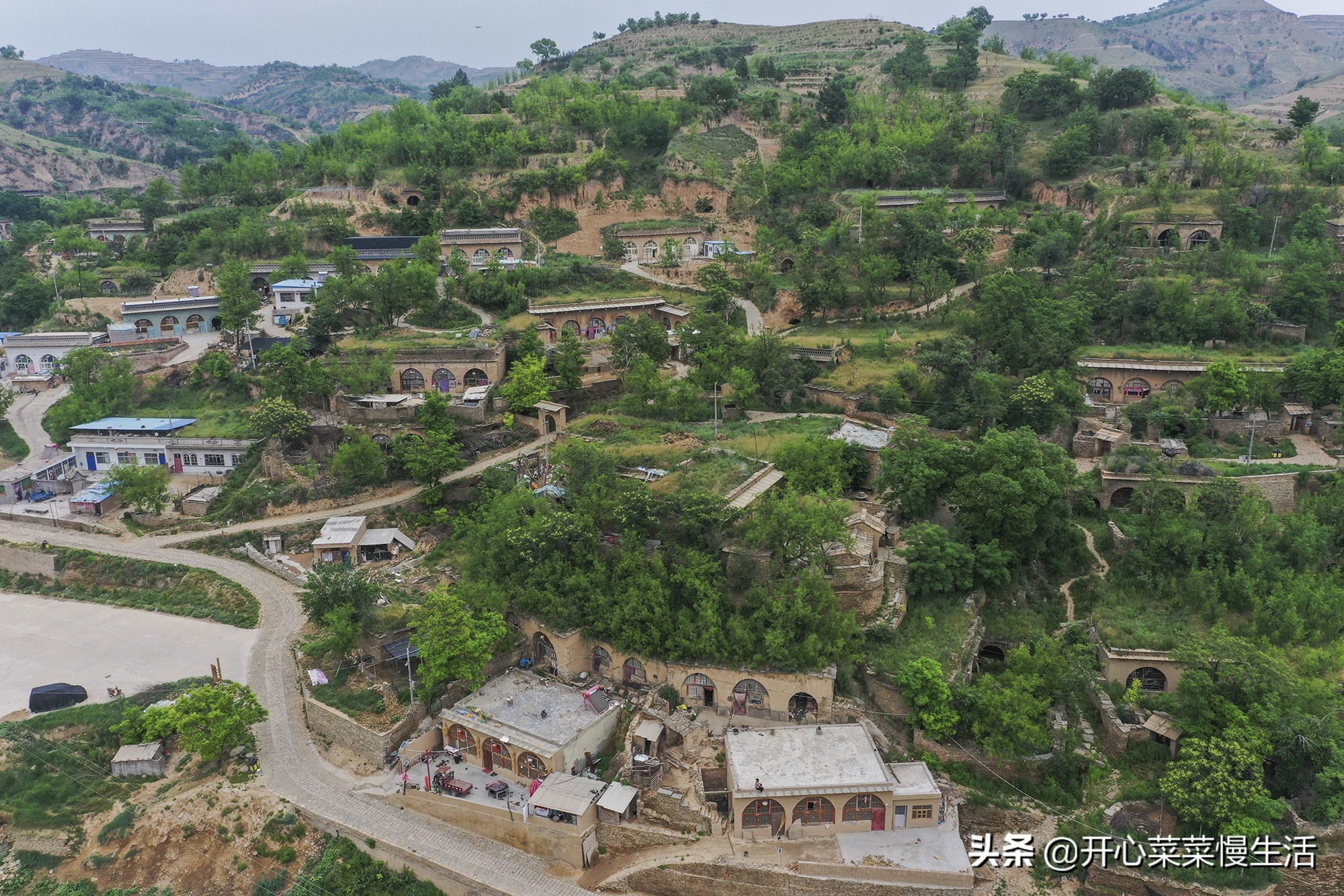 广东游客到陕北旅游，进到一个村子里，咦？怎么不是黄土高坡呢？