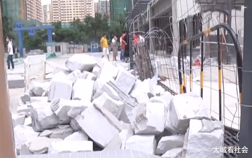 开发商没有兑现承诺，小区大门遭村民围堵，业