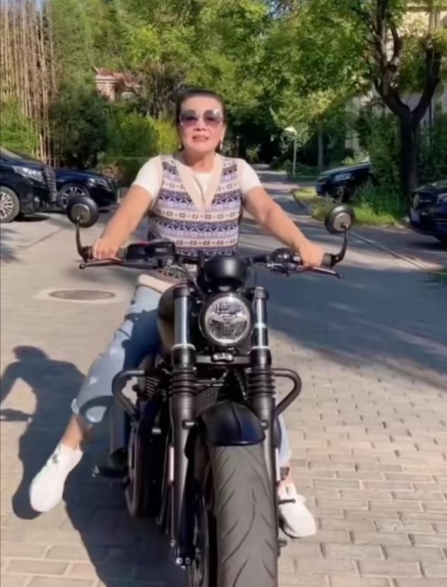 汪小菲母亲张兰晒近照，一辆摩托价格高达25万，被质疑无证驾驶？