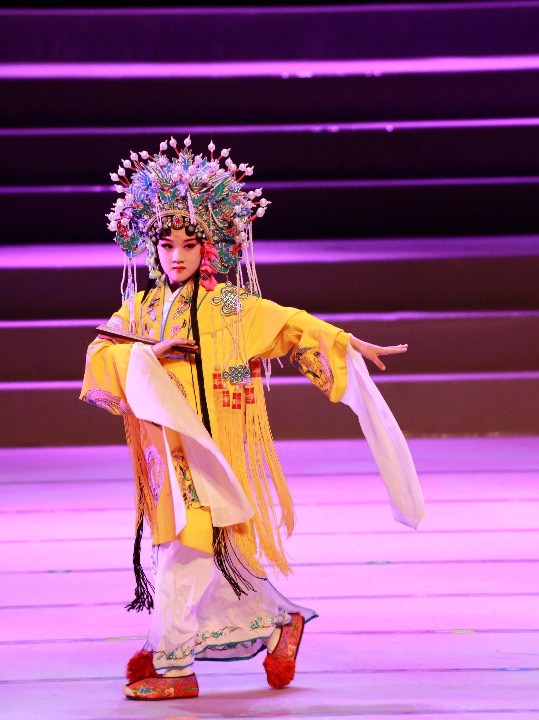 陸毅為12歲女兒慶生，貝兒蛋糕前許願，恬靜美好高顏值堪比校花