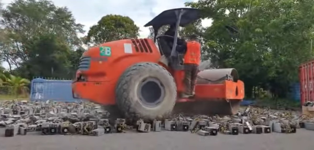 Justice execution!The road roller was violently crushed, and the