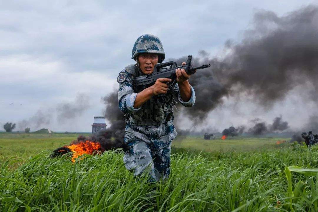 中国“空中突击部队”全新作战方式燃爆了，一小时可横渡对面海峡