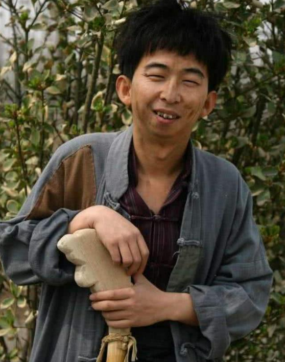 巨兴茂的心酸成名史，靠“扮丑”出名，从配角