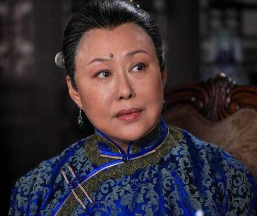 70岁斯琴高娃：曾遭前夫家暴，3次婚姻2次失败，如今她怎样了？