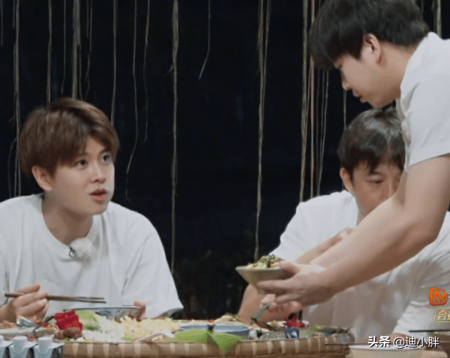 向往4 张子枫不好意思站起来加饭，彭昱畅的举动