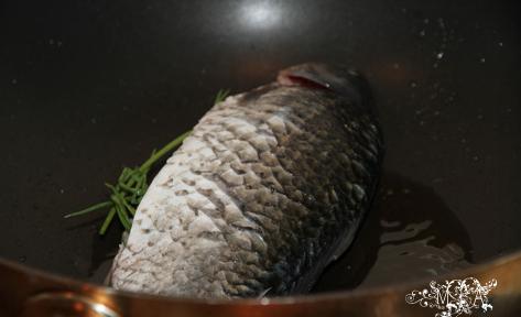 图片[2]-葱烧鲫鱼的做法步骤图 吃的连汤都不剩的鲫鱼做法 非常入味没-起舞食谱网