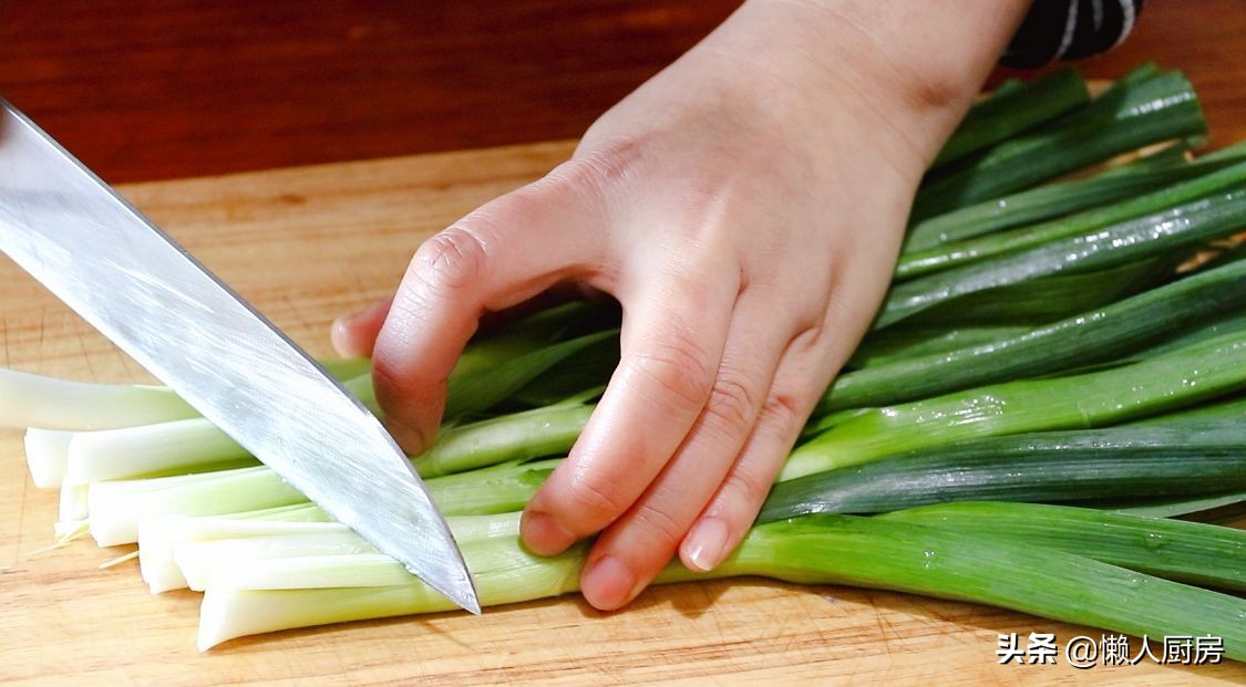 這是爆炒八爪魚的做法，水沸焯水就錯了，教你一招，吃起來不老