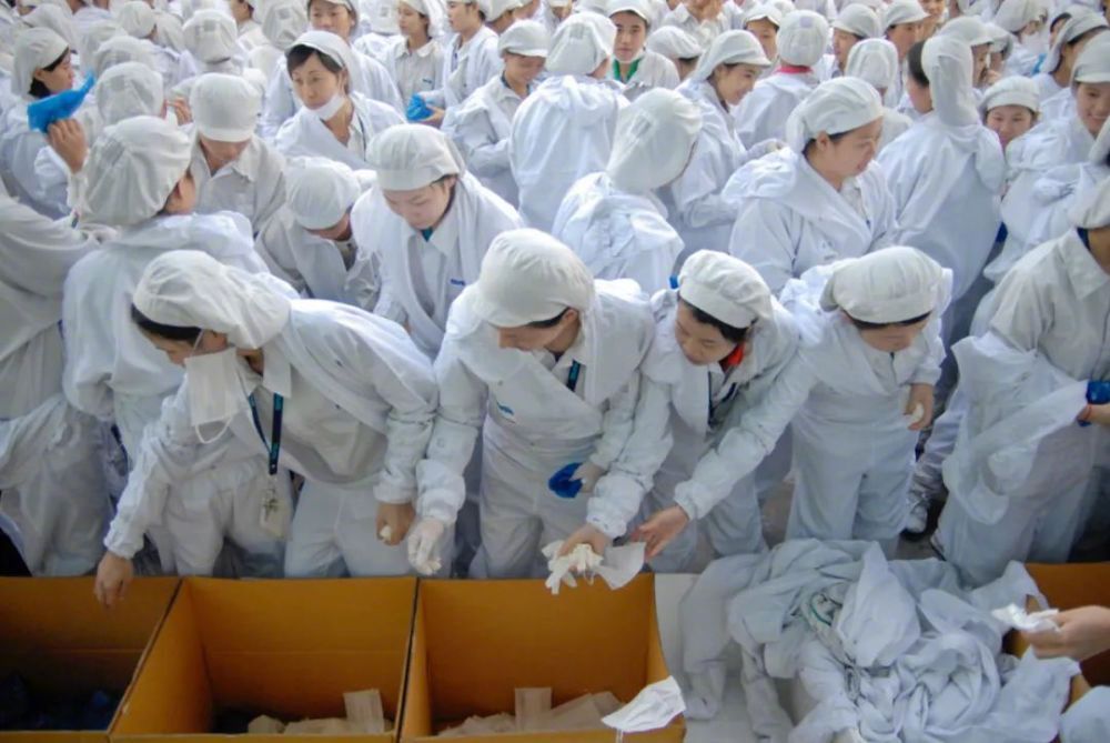 他拍下流水线上的年轻女性，看着她们慢慢被时代淘汰